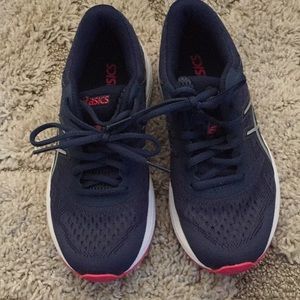 Woman’s ASICS athletic shoe/ navy / brand new sz 5